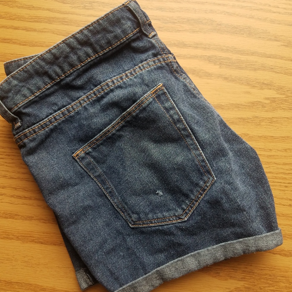 Mid-wash Size 6 Jean Shorts